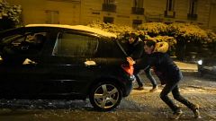 Transport chaos as Paris snowbound
