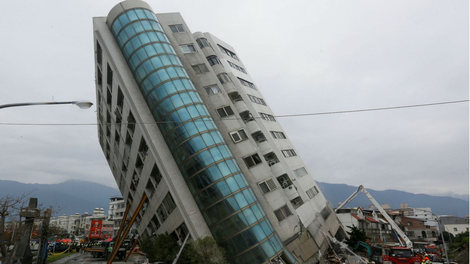 Taiwan earthquake: Children rescued from tilted building