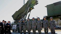 Le vice-Président américain Mike Pence en pleine inspection au Japon.