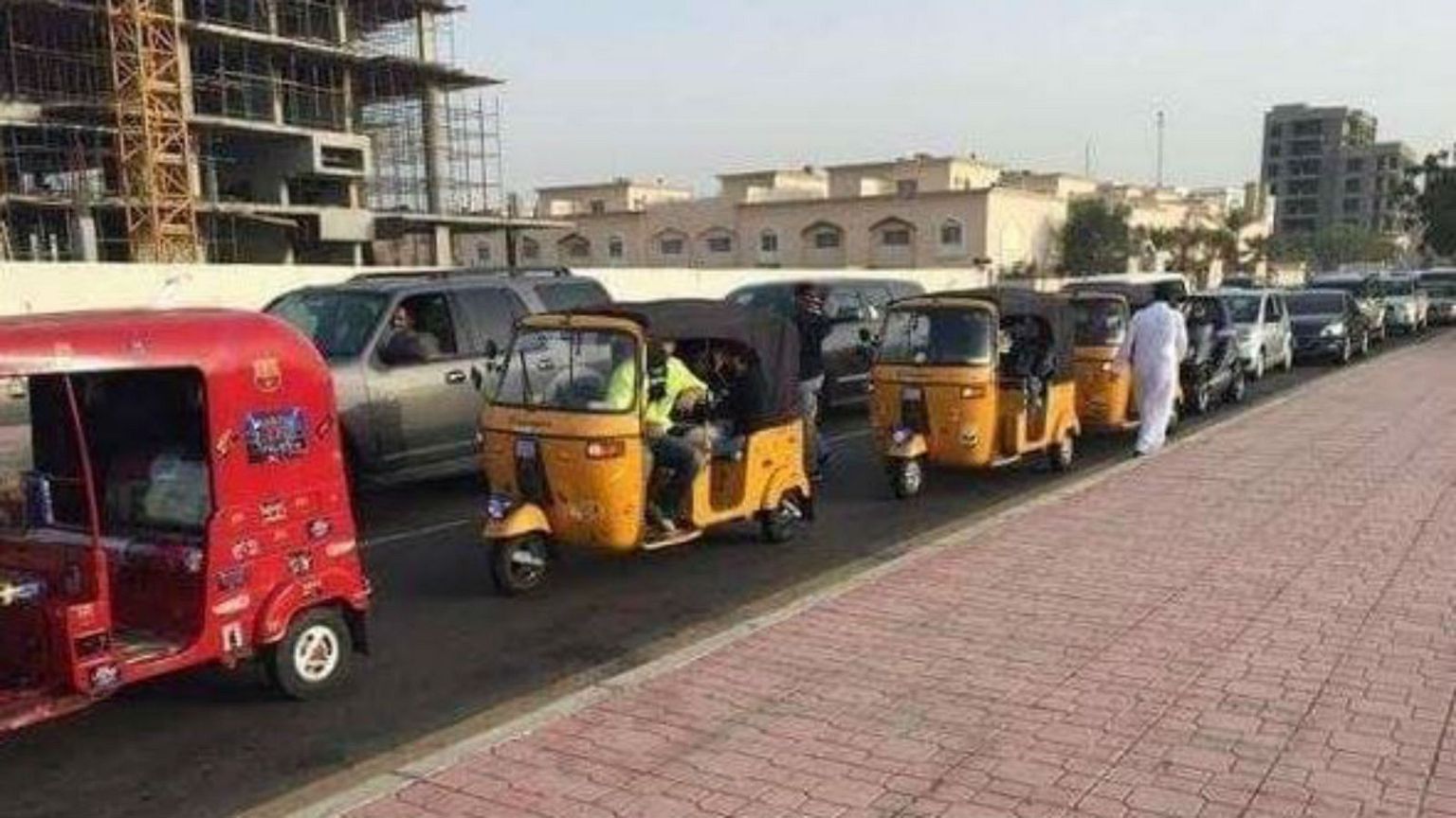 ظهور التوك توك بشوارع جدة يثير غضب المواطنين وإدارة المرور تؤكد مصادرته