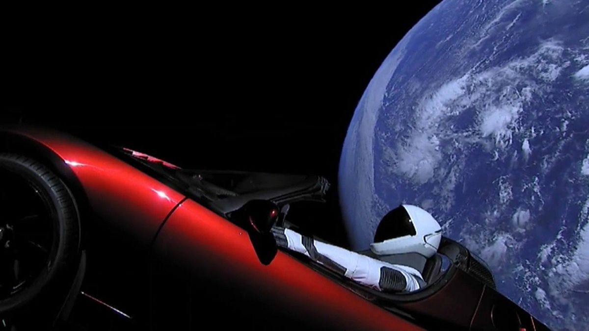 شاهد: السيارة تسلا رودستار الحمراء تسبح في الفضاء