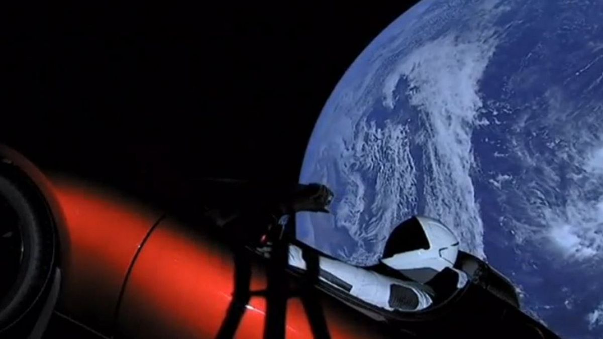 Un manichino vestito da astronauta a bordo di una Tesla, nello Spazio