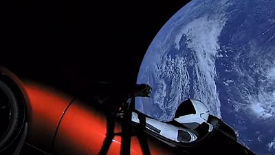 Un manichino vestito da astronauta a bordo di una Tesla, nello Spazio