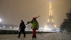 Les jardins enneigés du Sacré-Cœur transformés en piste de ski improvisée