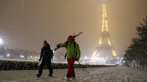 Les jardins enneigés du Sacré-Cœur transformés en piste de ski improvisée