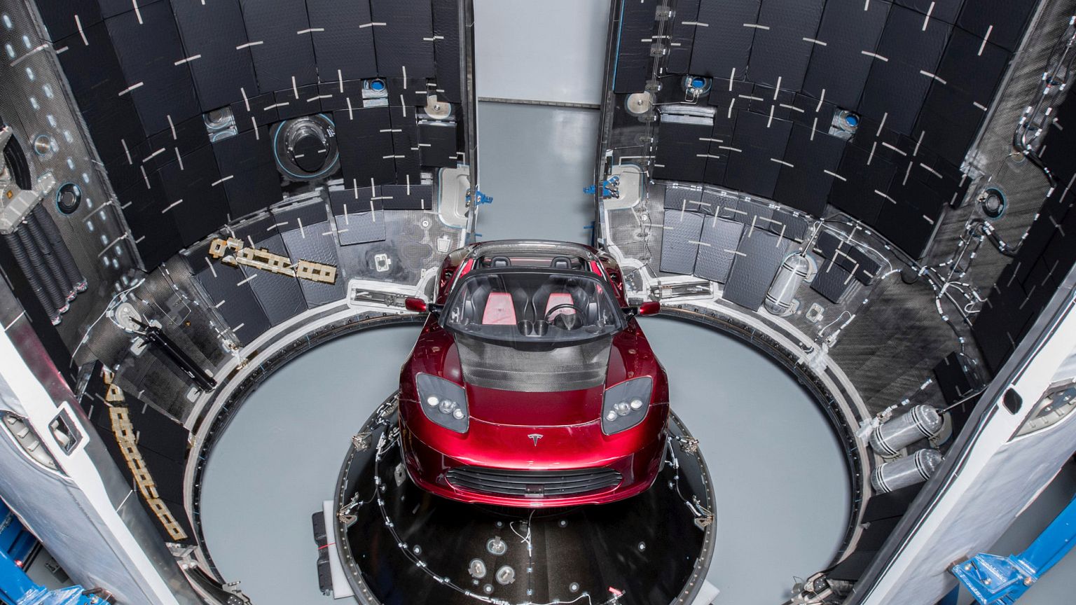 Musk lässt sein Auto um den Mars fliegen