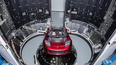 Musk lässt sein Auto um den Mars fliegen