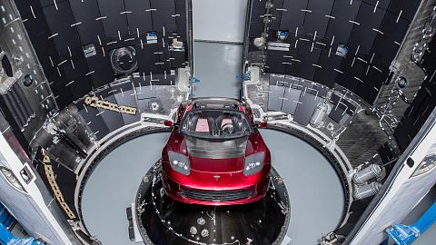 Musk lässt sein Auto um den Mars fliegen