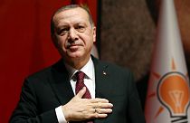Recep Tayyp Erdogan mantém pressão sobre alegados golpistas