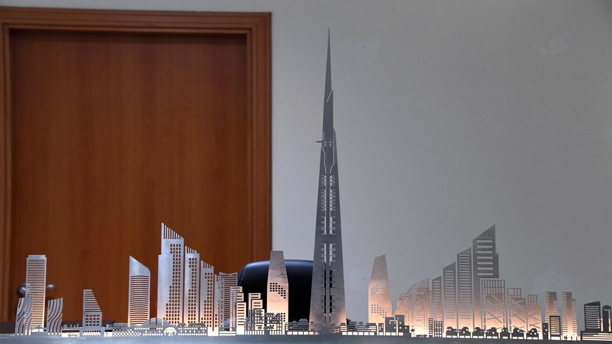 شاهد.. السعودية تواصل بناء أطول برج في العالم رغم اعتقال بعض المقاولين في إطار الحملة على الفساد