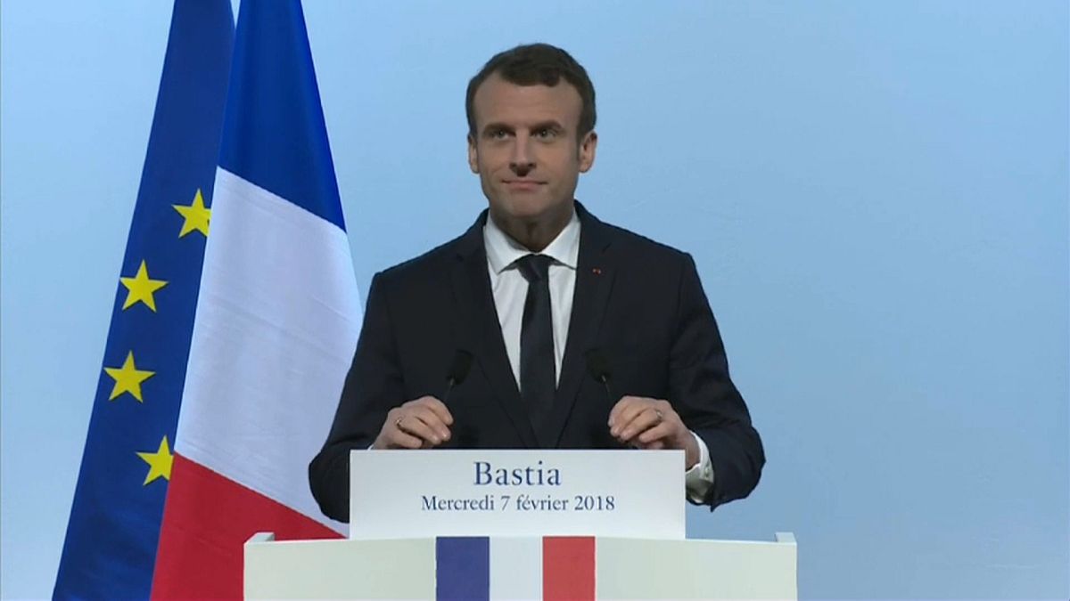 Macron e i Corsi: promessa la menzione dell'isola nella Costituzione. Basterà?