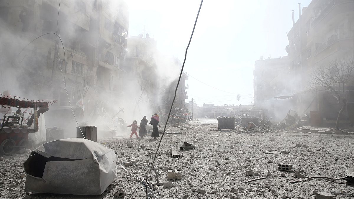 مقتل عشرات المدنيين في الغوطة الشرقية في قصف لطائرات النظام