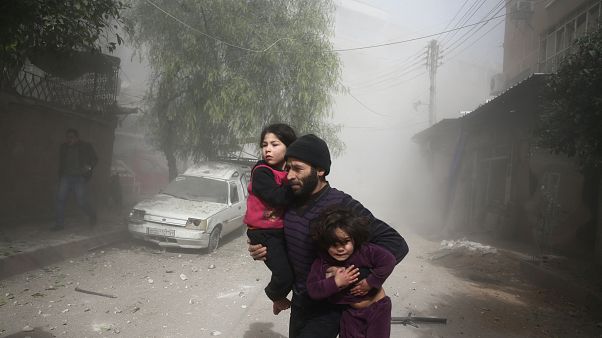 Várias crianças entre os mortos nos últimos bombardeamentos Várias crianças entre os mortos nos últimos bombardeamentos