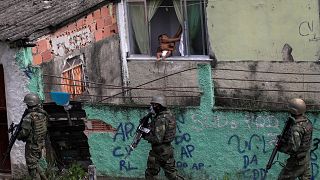 Soldaten marschieren in der Favela Cidade de Deus (Rio de Janeiro).