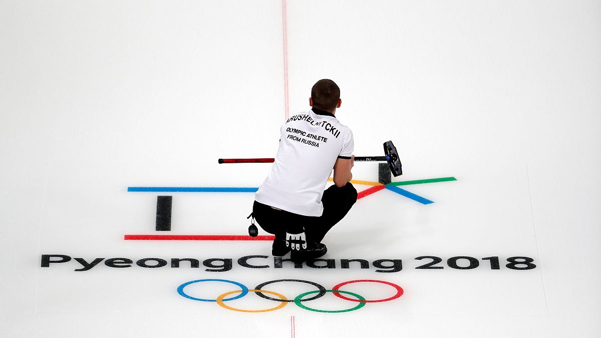 Curling-Athlet Aleksandr Krushelnitckii auf dem Eis in Pyeongchang.