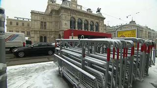 Lezárják a bécsi opera környékét a tüntetés miatt