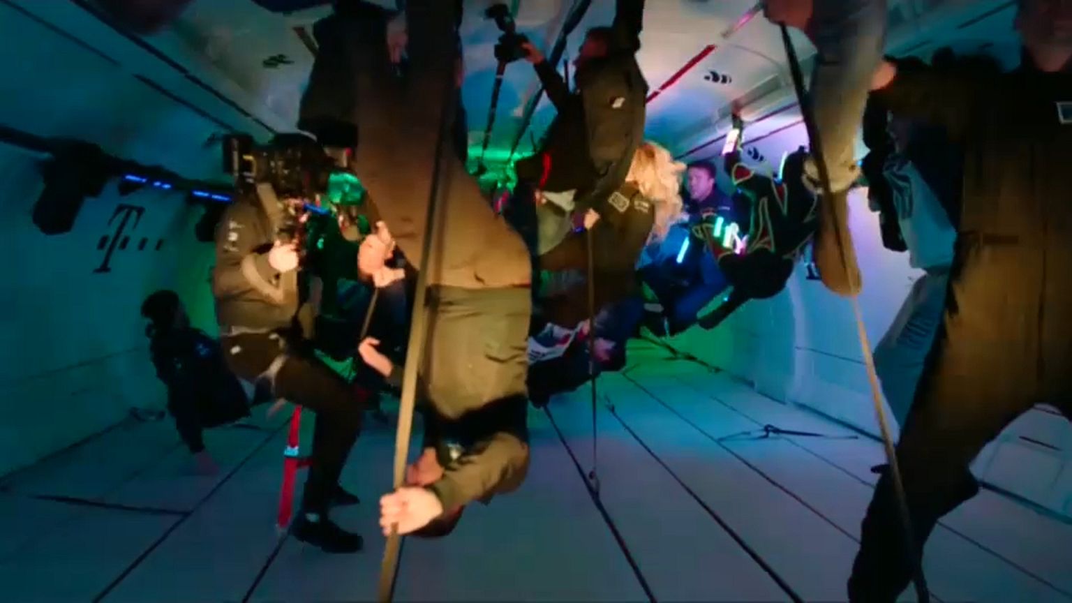 30 danseurs en apesanteur