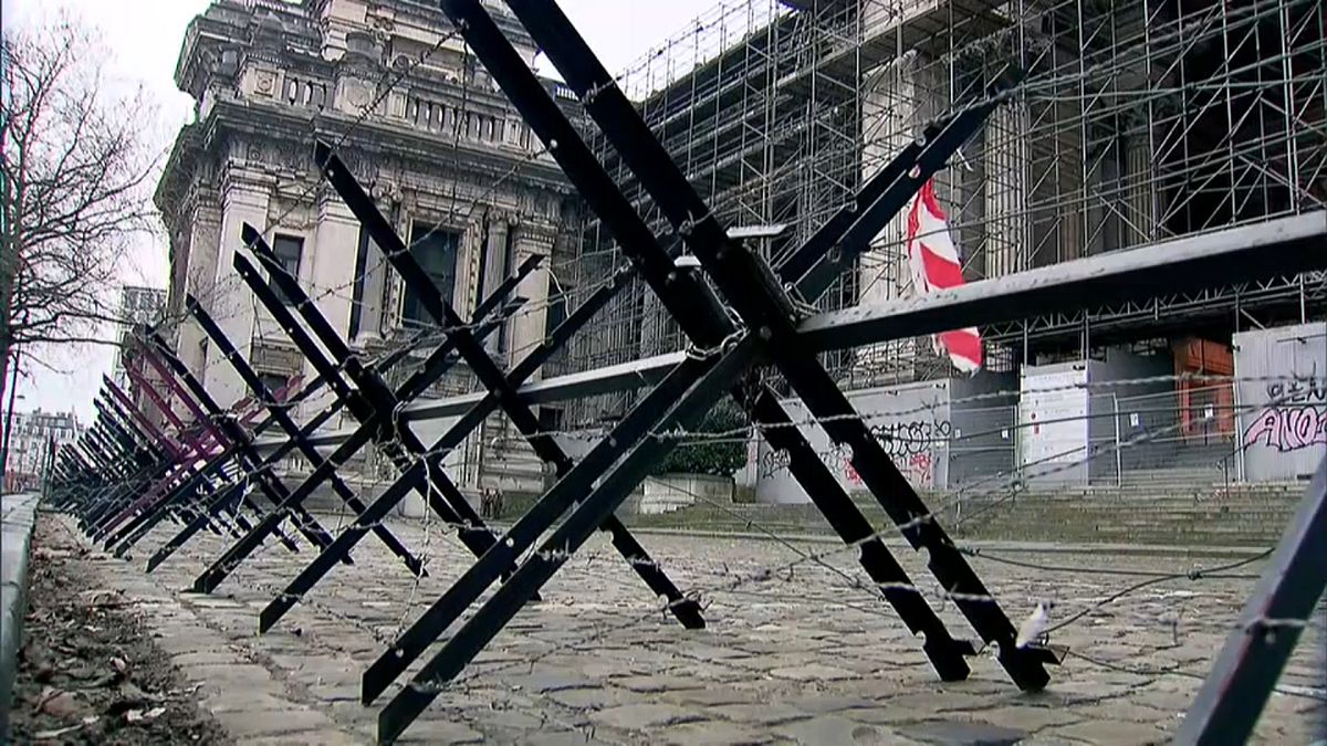 Защитные сооружения у брюссельского Дворца правосудия