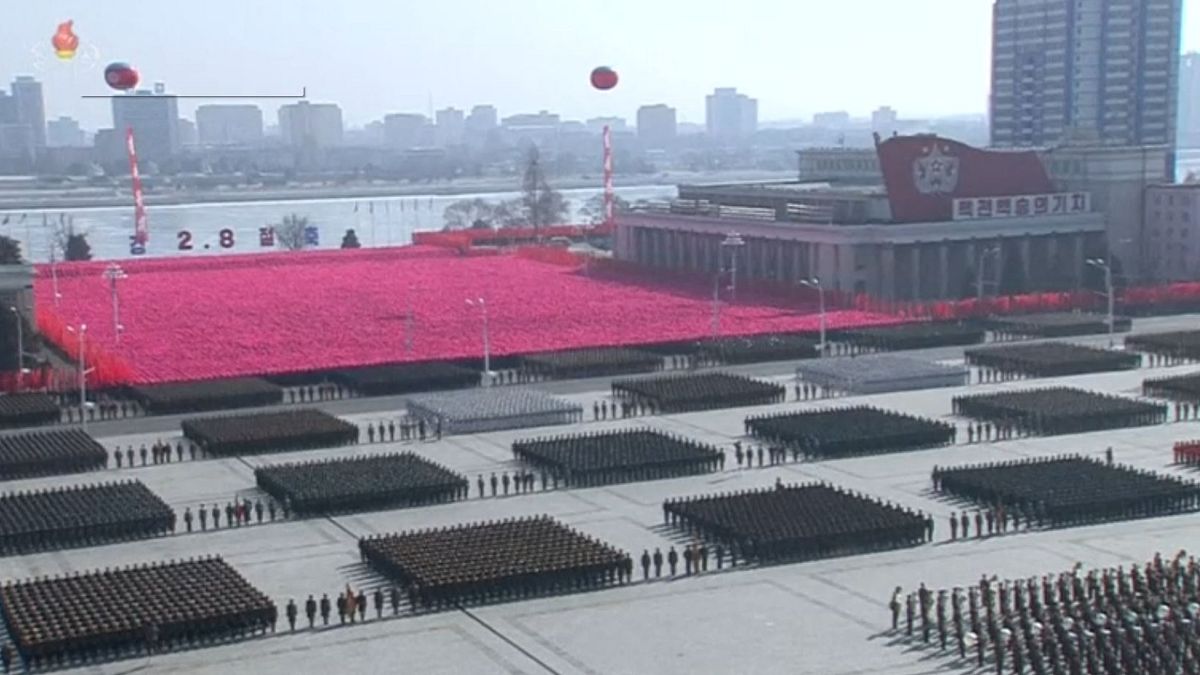 Στρατιωτική παρέλαση της Β.Κορέας πριν τους Ολυμπιακούς