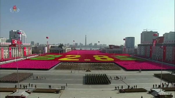 Coreia do Norte exibe exército na véspera dos Jogos de Pyeongchang Coreia do Norte exibe exército na véspera dos Jogos de Pyeongchang