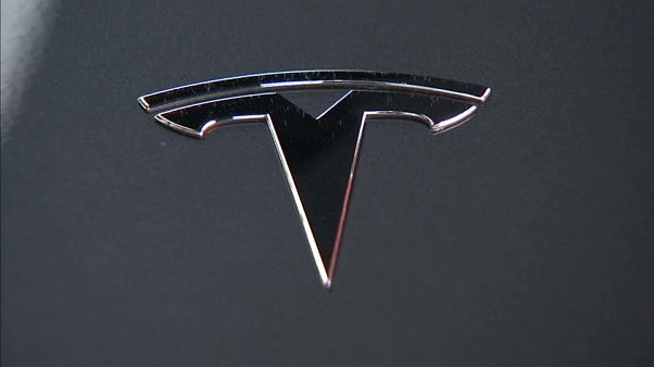 Auto: Tesla perde ancora, ma meno del previsto Auto: Tesla perde ancora, ma meno del previsto