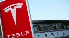 Ζημιές μικρότερες του αναμενομένου για την Tesla