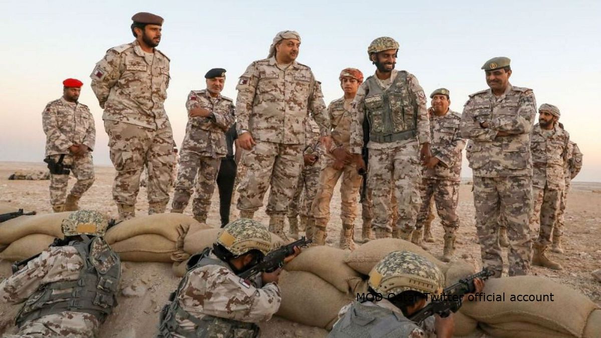 بالفيديو: وزير الدفاع القطري يتفقد بالزي العسكري أحد التمارين التعبوية بالقرب من الحدود السعودية 