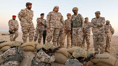 بالفيديو: وزير الدفاع القطري يتفقد بالزي العسكري أحد التمارين التعبوية بالقرب من الحدود السعودية 