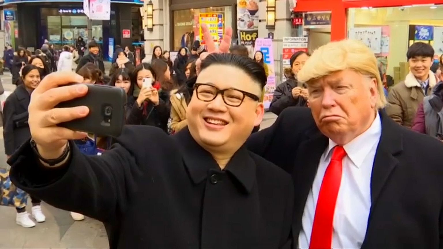 Трамп и Ким обнимаются в Сеуле