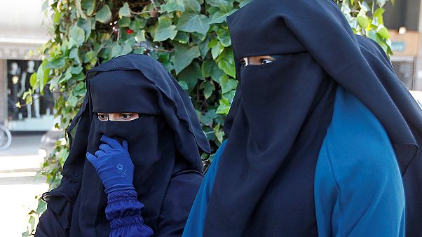 زعيم حزب اليمين المتطرف السويدي يتراجع عن المطالبة بحظر النقاب زعيم حزب اليمين المتطرف السويدي يتراجع عن المطالبة بحظر النقاب