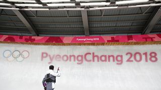 Ein Arbeiter vor einer Eiswand in Pyeongchang.