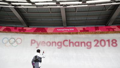 Ein Arbeiter vor einer Eiswand in Pyeongchang.