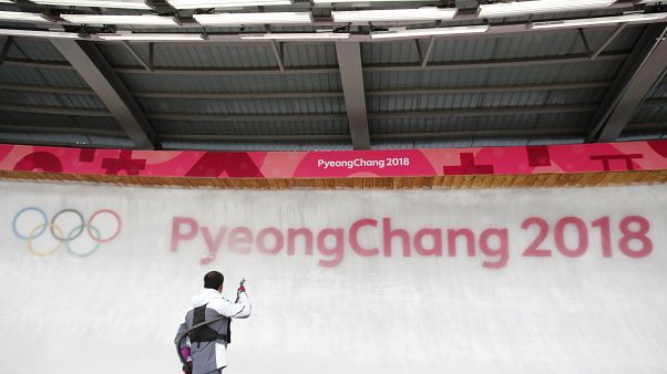 Ein Arbeiter vor einer Eiswand in Pyeongchang. Ein Arbeiter vor einer Eiswand in Pyeongchang.