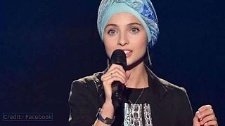 المتسابقة السورية المحجبة في نسخة "ذا فويس" الفرنسية تعلن انسحابها