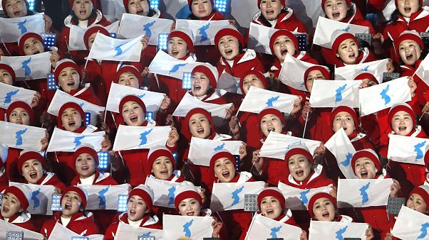Cheerleader singen bei der Eröffnungsfeier der Winterspiele 2018 Cheerleader singen bei der Eröffnungsfeier der Winterspiele 2018