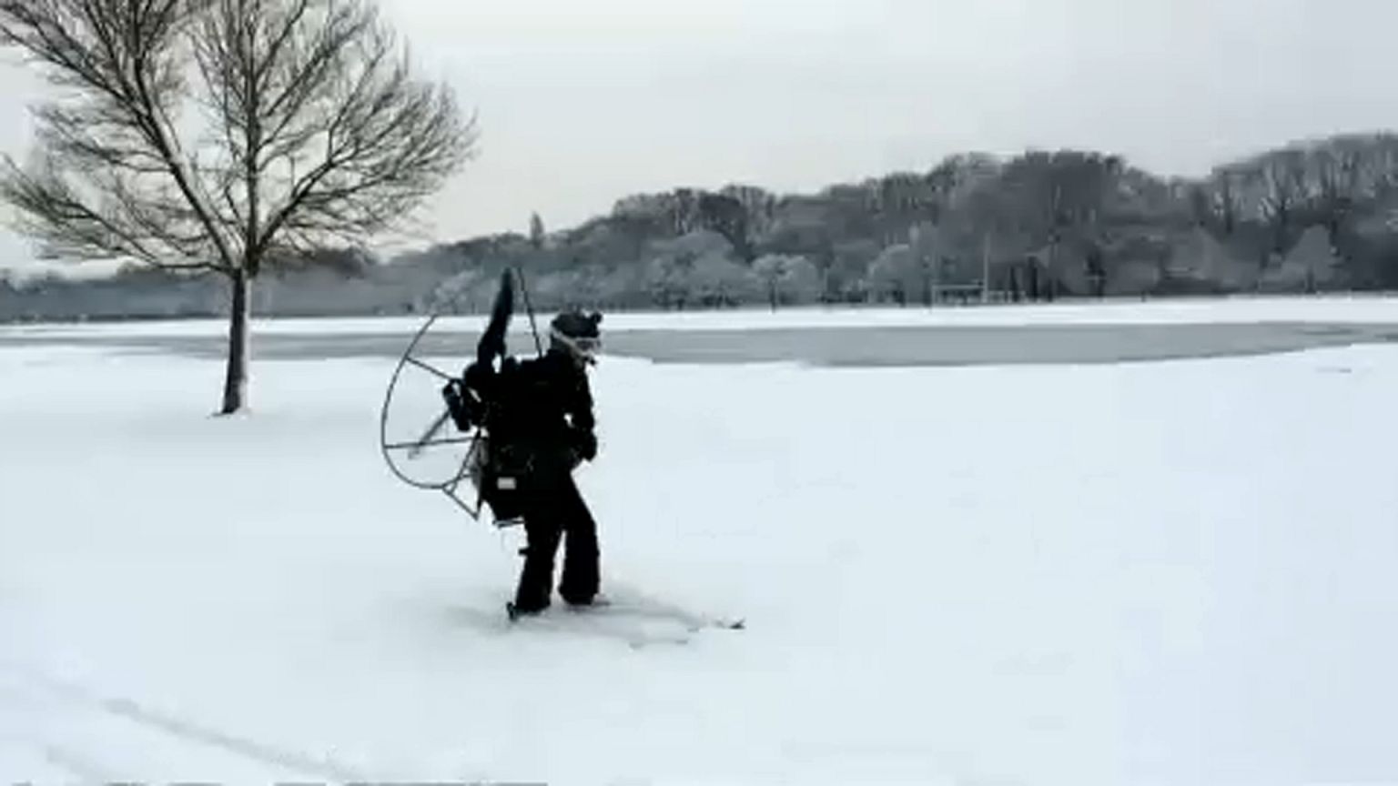 Paramotoros síelés egy párizsi parkban