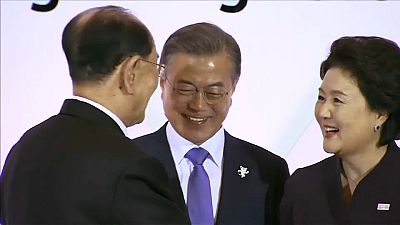 شاهد.. مصافحة تاريخية بين شقيقة الزعيم الكوري ورئيس كوريا الجنوبية 
