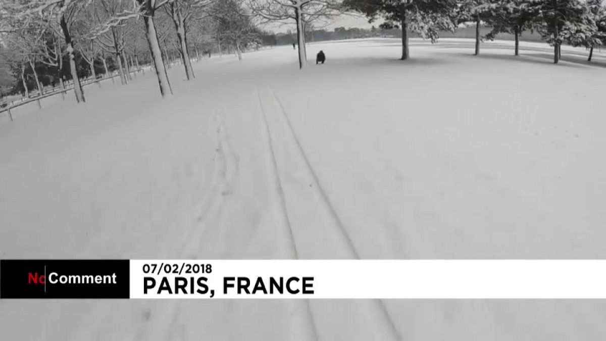 Homem esquia a 70km/h num parque em Paris