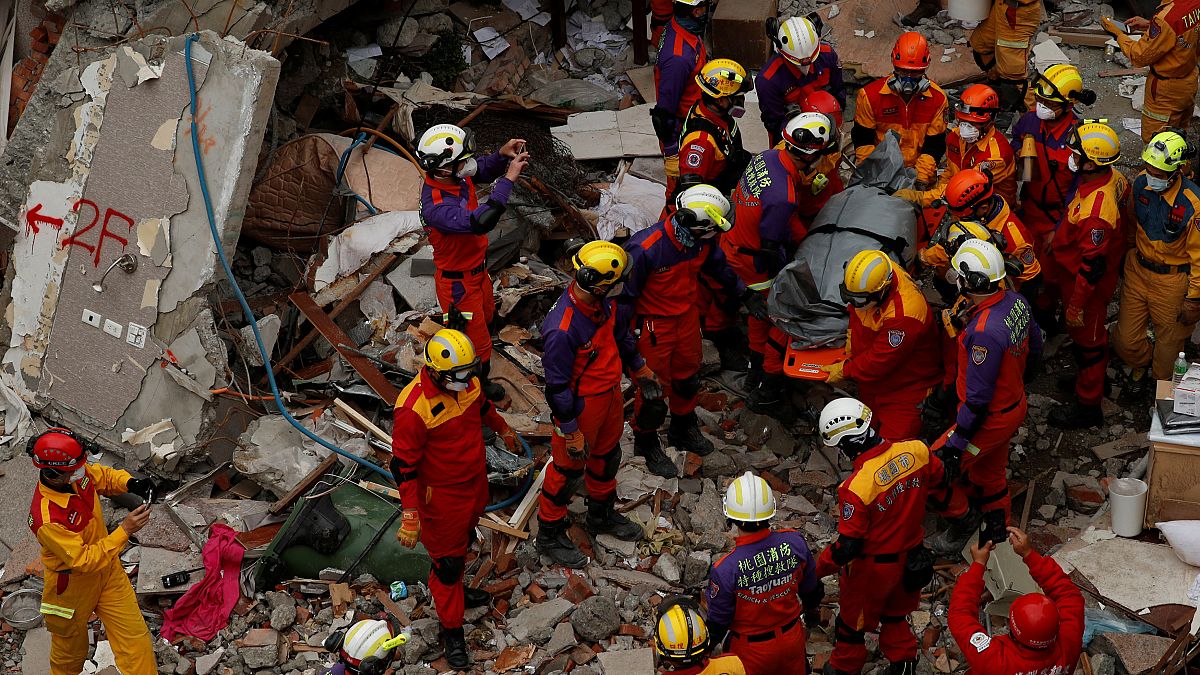 Les secours continuent à rechercher des survivants à Taïwan