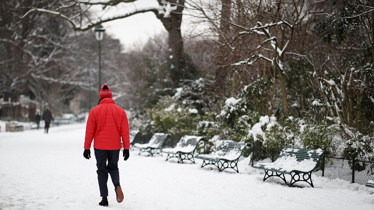 Un parisien innove en skiant en paramoteur au bois de Boulogne