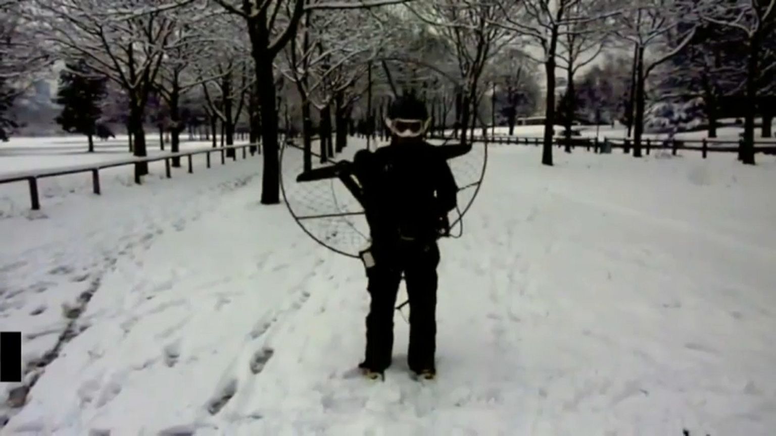 Parigi: uno "strano" sciatore si aggira nel parco