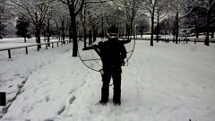 Parigi: uno "strano" sciatore si aggira nel parco