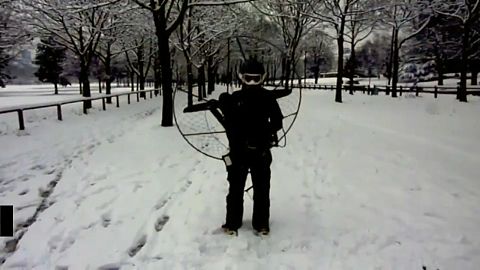 Parigi: uno "strano" sciatore si aggira nel parco