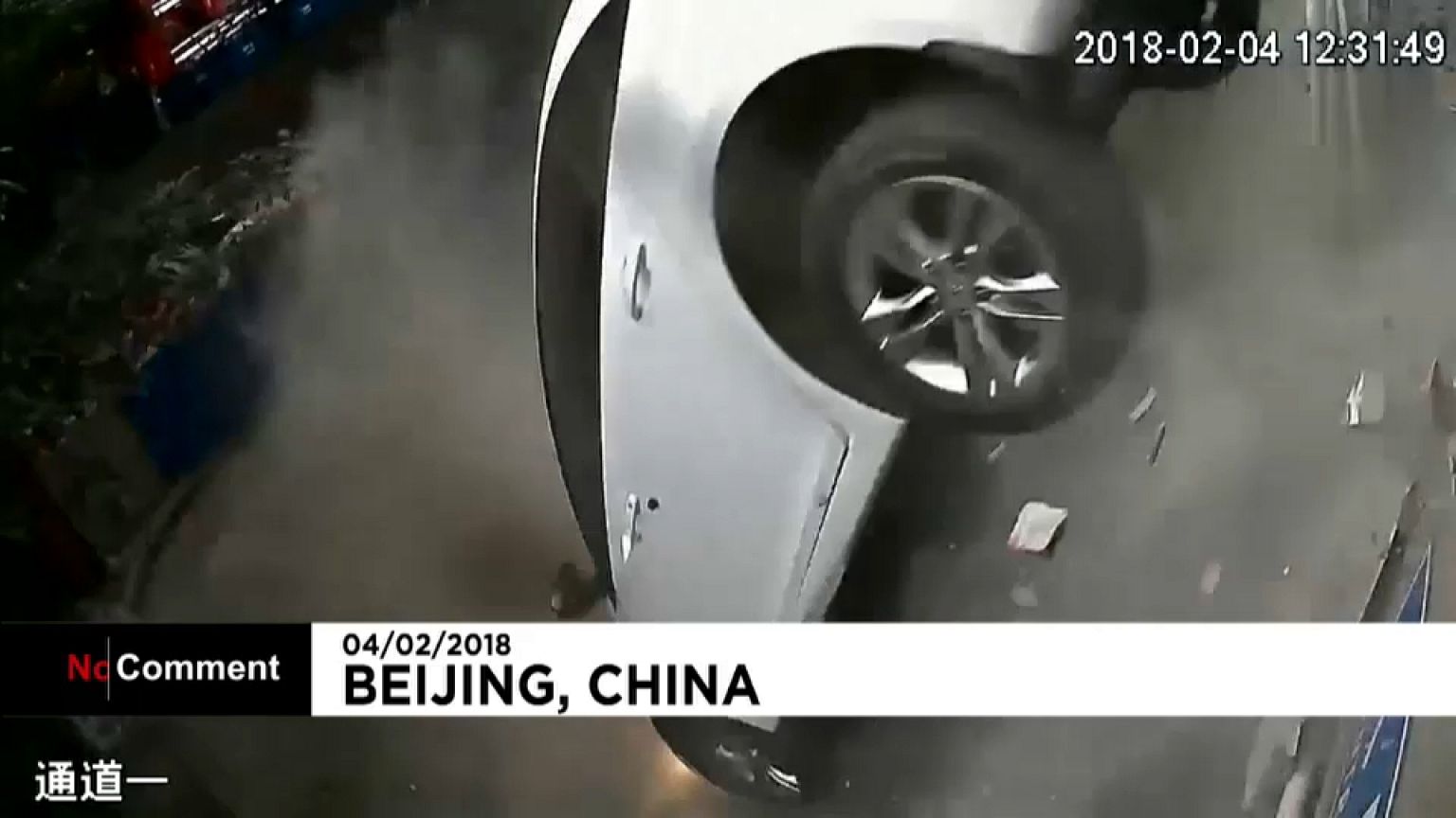 Cina: auto in un parcheggio cadono nel vuoto 
