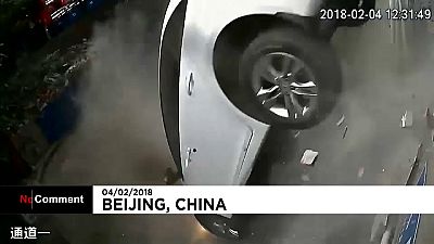Cina: auto in un parcheggio cadono nel vuoto