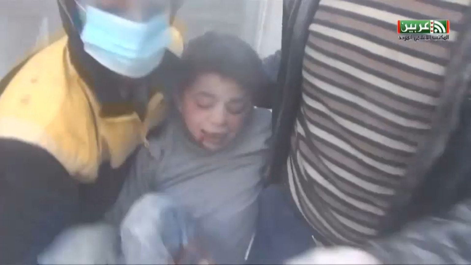 شاهد انقاذ أطفال من تحت الأنقاض خلال قصف الجيش السوري للغوطة الشرقية 