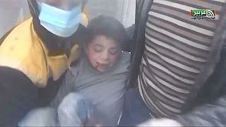 شاهد انقاذ أطفال من تحت الأنقاض خلال قصف الجيش السوري للغوطة الشرقية