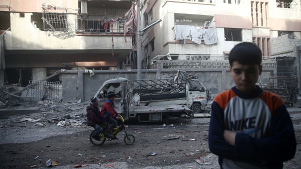 Un enfant après un bombardement dans la ville de Douma, Goutha orientale Un enfant après un bombardement dans la ville de Douma, Goutha orientale