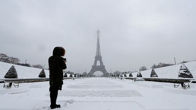 Aşırı kar yağışı Paris'i beyaza boyadı