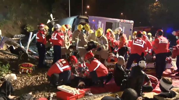 Al menos 18 muertos en un accidente de autobús en Hong Kong Al menos 18 muertos en un accidente de autobús en Hong Kong